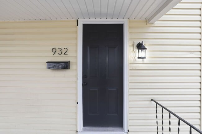 Building Photo - Fully Updated 2-Bed with Modern Finishes