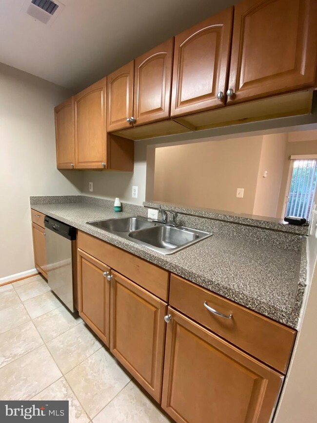Foto del edificio - 6710 Lake Park Dr