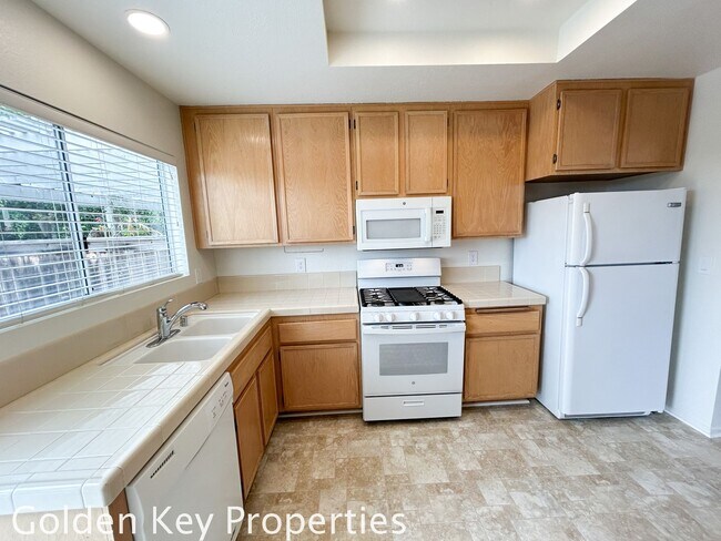 Foto del edificio - Spacious end unit in Tamarack Point!