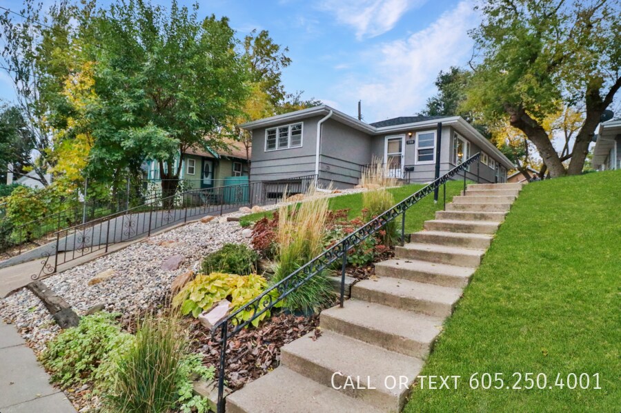 2 Bedroom Duplex w/ Attached Garage near A... Room for Rent in Sioux