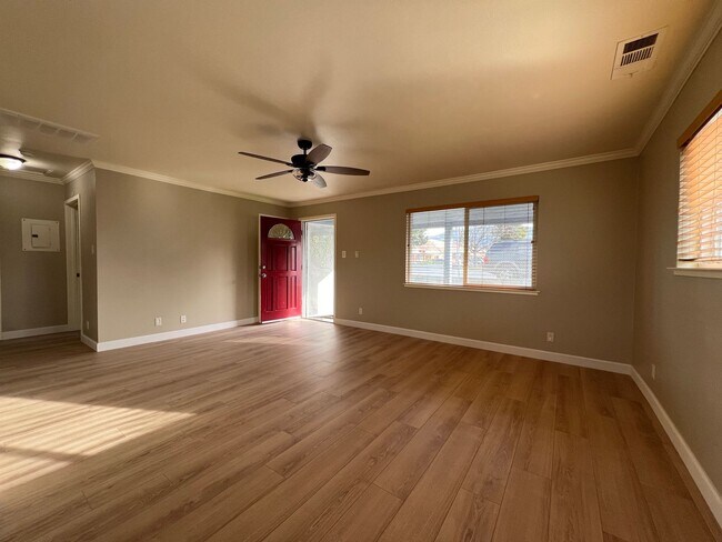 Building Photo - Remodeled 2 Bedroom 1 Bathroom Home in San...
