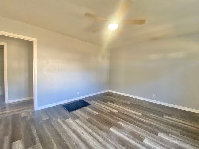 Building Photo - 2 bed 1 bath 1 car garage available now