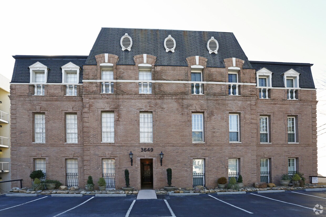 Foto principal - 3649 Peachtree Rd NE