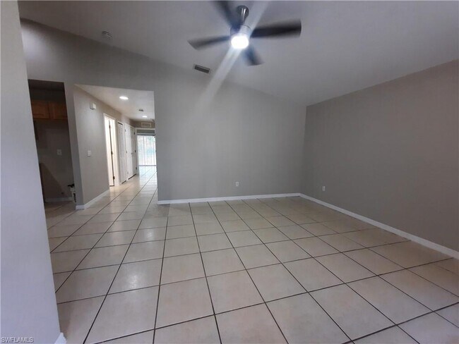 Building Photo - 2427 Lola Ave S