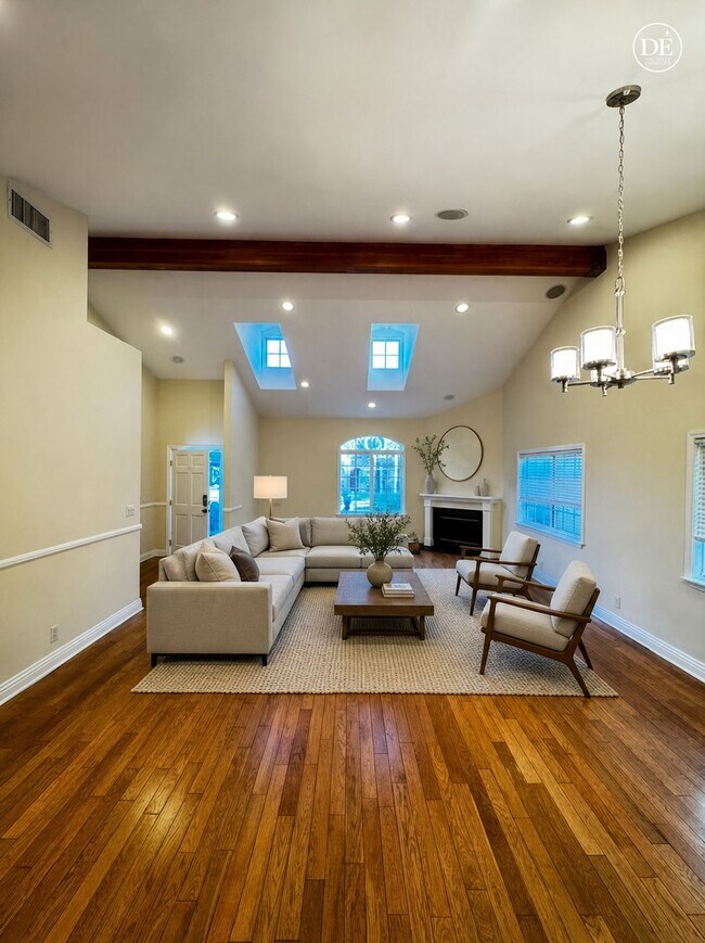 virtualmente escenificado - 14320 Hortense St