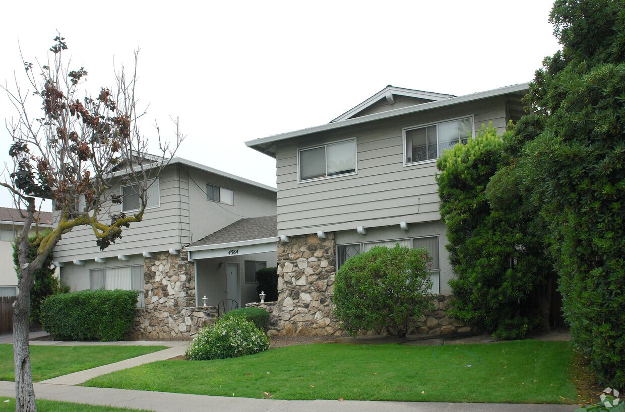 Building Photo - 4584 Hamilton Ave