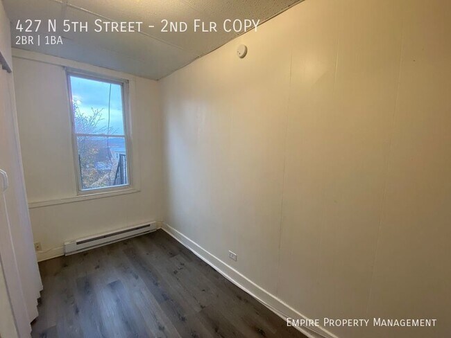 Building Photo - 2nd Floor: 2 Bedroom/1 Bathroom Apartment ...