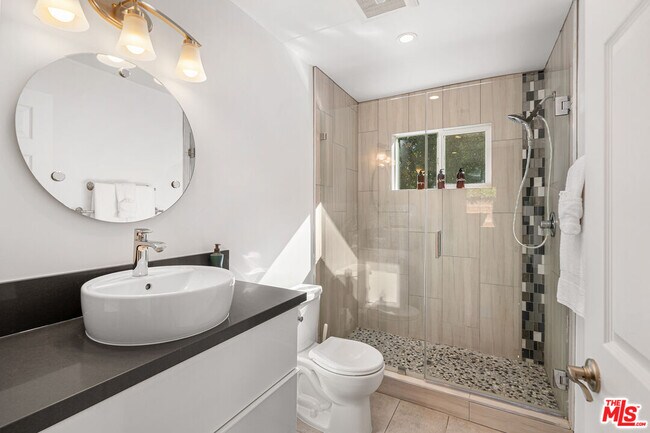 Foto del edificio - 5202 Topeka Dr