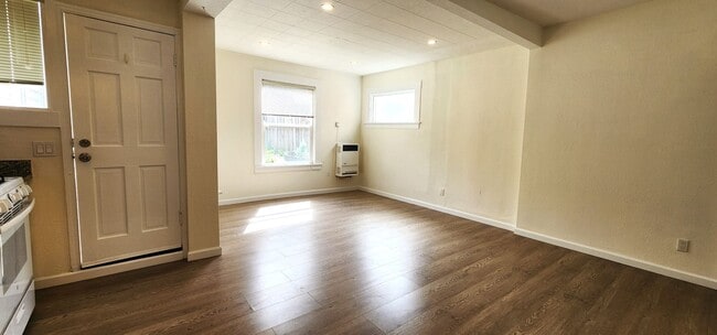 Building Photo - Great Inner Sunset Studio For Rent
