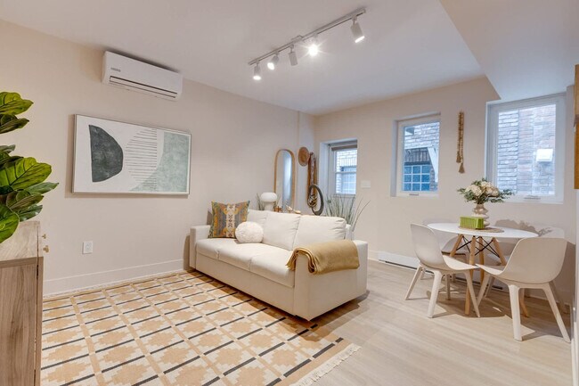 Building Photo - 4050 Chem. de Trafalgar