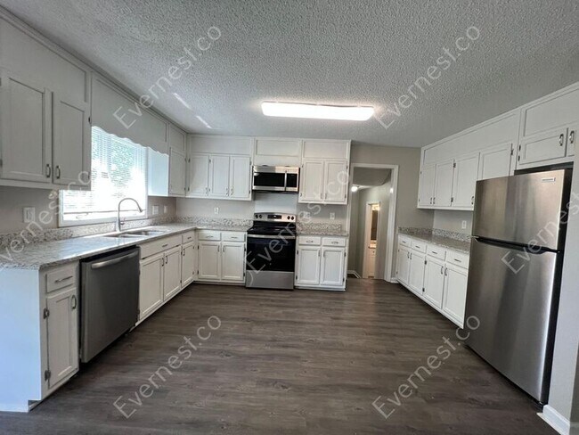 Building Photo - 2113 Stapp Dr NE
