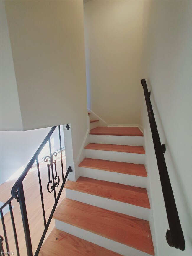Foto del edificio - 2 br, 1.5 bath Townhome - 13 Elmwood St