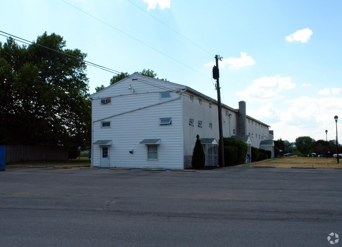 Building Photo - 17927 Leona Ave