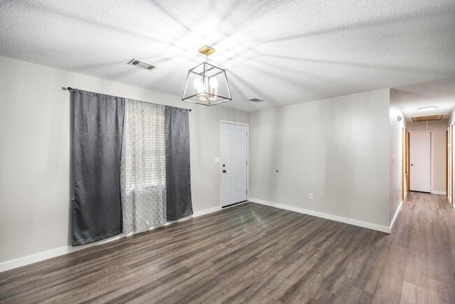 Foto del edificio - 609 Forest Lake Dr