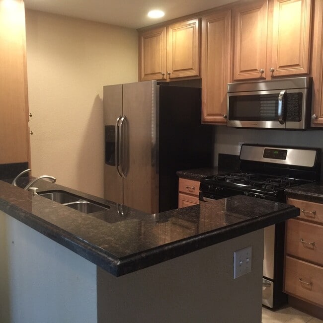 Building Photo - Gated Community * Downstairs 1 bedroom * C...