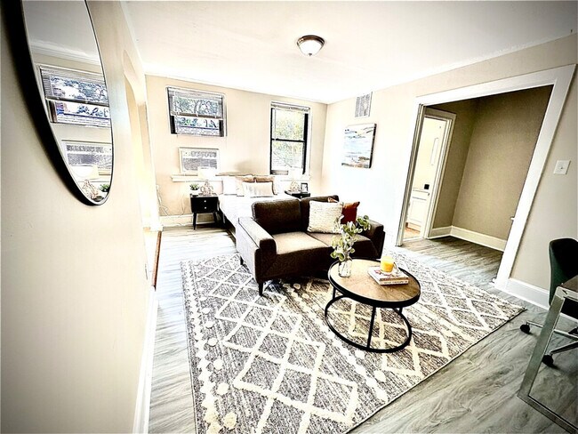 Foto del edificio - 236 W Walnut Ln
