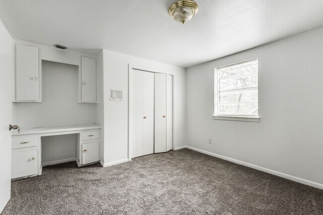 Building Photo - Beautiful 6 bedrom home