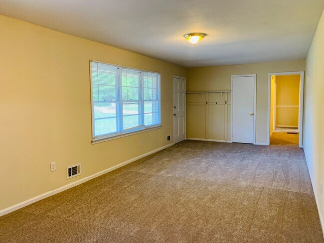 Foto del edificio - Wow, great location, newly renovated, 4 beds/2 bath, private fenced yard, sun room/office, must see!