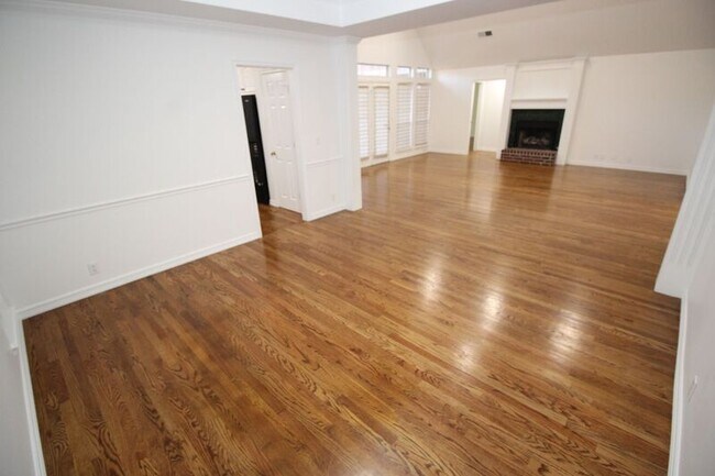 Building Photo - 2822 E 103rd St