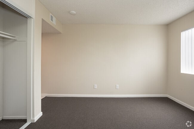 2 habitaciones, 2 baños - 900 pies cuadrados - Primer dormitorio - Baker Place Apartments