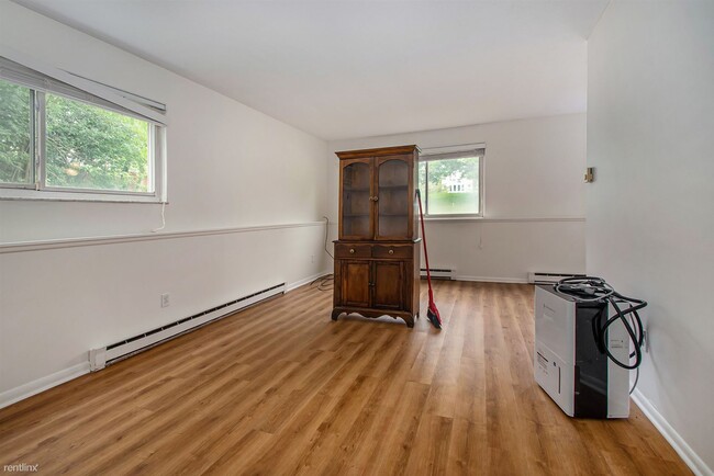 Foto del edificio - 2 br, 1 bath Duplex - 1651 Dicken Dr Lower...