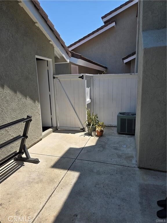 Building Photo - 569 Springbrook N