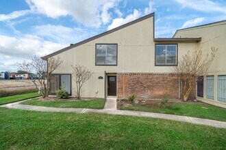 Building Photo - 7847 Green Lawn Dr