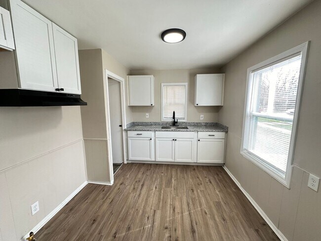 Foto del edificio - This beautifully updated 3-bedroom, 2-bath...