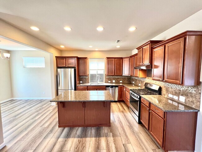 Foto del edificio - LIKE NEW Truly a MUST SEE! Move-in Ready