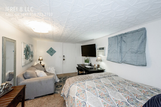 Building Photo - 1227 1/2 S Gary Ave-