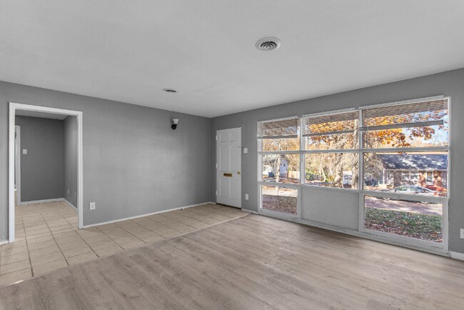 Building Photo - 8400 Madeline Dr