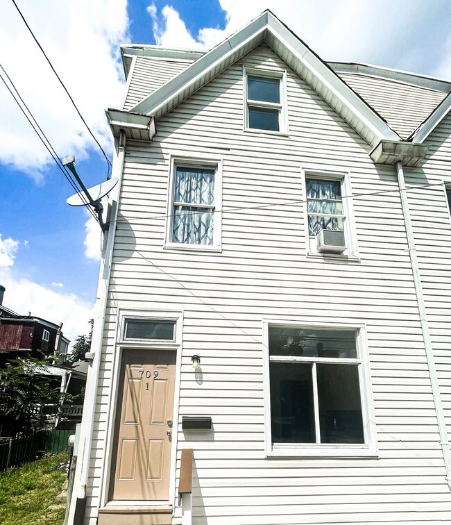 Building Photo - 709-711-711 Industry St