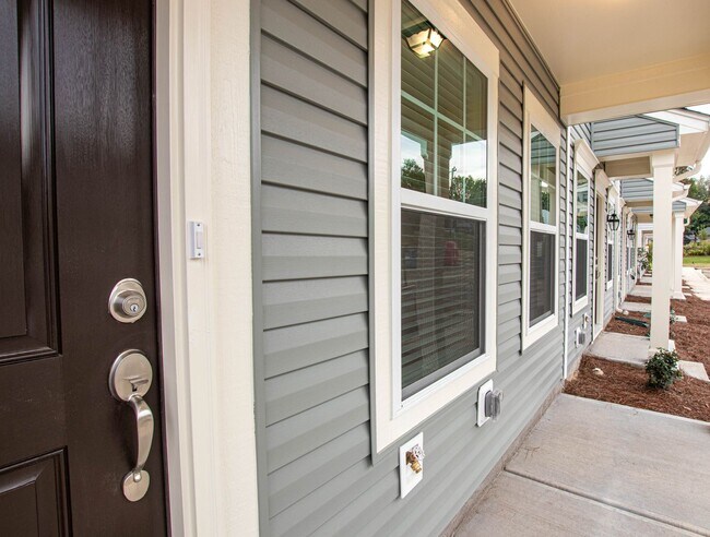 Foto del edificio - BEAUTIFUL 2 Bedroom Townhome in Midland - AVAILABLE January 2026