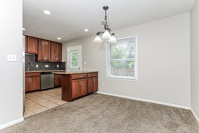 Building Photo - Spacious 4 Bedroom, 2 Bathroom Home