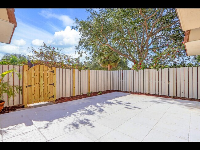 Building Photo - 2734 27th Ct