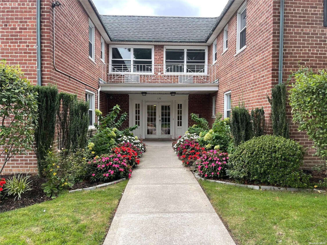 130 S Park Ave Unit 2EE, Rockville Centre, NY 11570 Apartment for