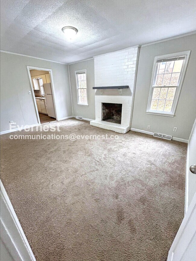 Foto del edificio - 3 Bed Home with Yard and Driveway Parking