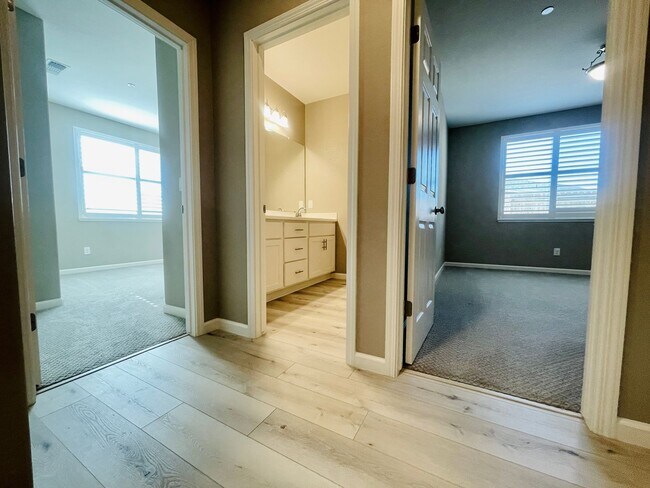 Foto del edificio - UPDATED Beautiful Turn Key 3bed / 2bath in...