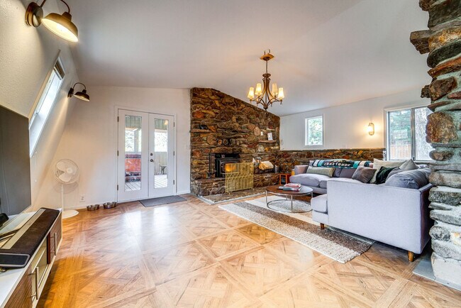 Foto del edificio - 627 Bear Valley Rd