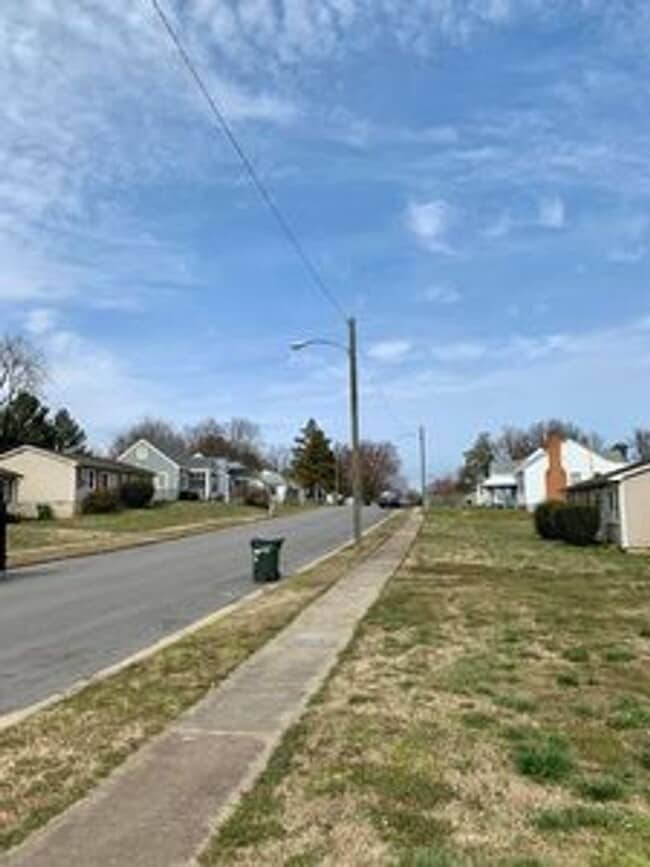Foto del edificio - 3 bed 1 bath in Richmond