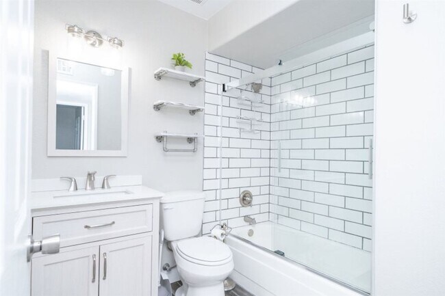 Building Photo - Downtown Condo with Utilities Included