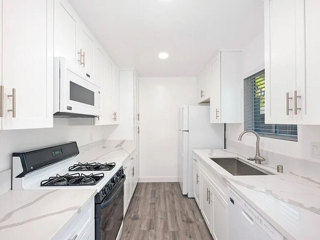 Building Photo - Eastside Costa Mesa Upgraded 2 bed, 1 bath