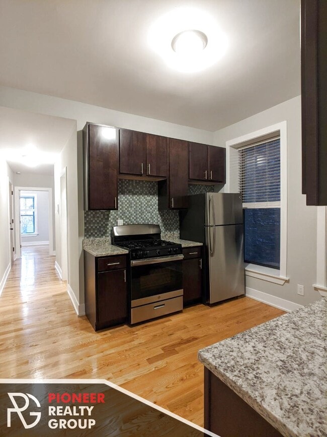 Building Photo - 625 W Oakdale Ave