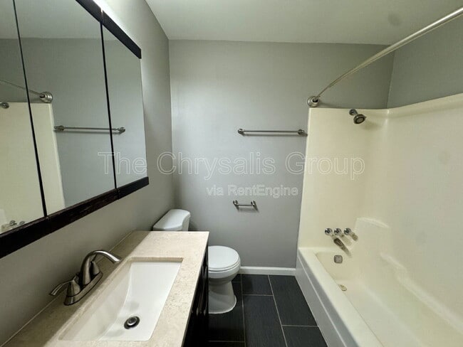 Building Photo - 600 E McKinley Rd