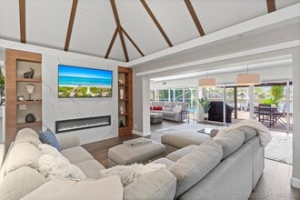 Building Photo - 6106 Royal Poinciana Ln