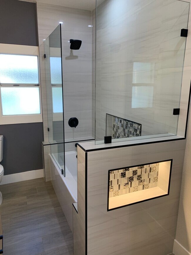 Building Photo - LABOR DAY SPECIAL - 2 WEEKS FREE RENT!!Bea...