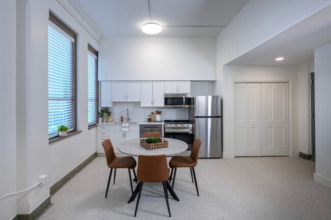 Building Photo - 835 Van Buren St