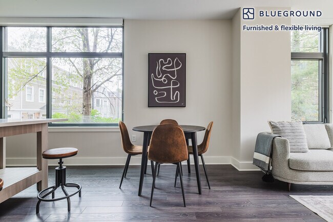 Foto del edificio - 4901 Montgomery Ln