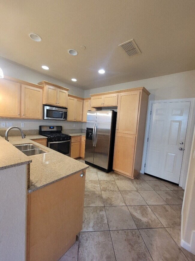 Foto del edificio - Gorgeous Condo in the heart of Folsom Community