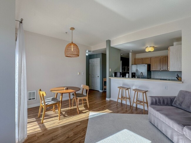 Building Photo - Top Floor Northgate 2 bed/2 bath Condo, $2...